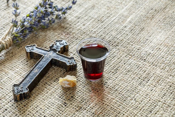 Tomando Comunhão Com Copo Vinho Pão Perto Cruz Lavanda Toalha — Fotografia de Stock