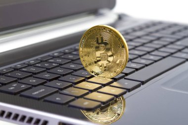 Altın bitcoin laptop klavye üzerinde dijital para. Cryptocurrency elektronik para biçimi.