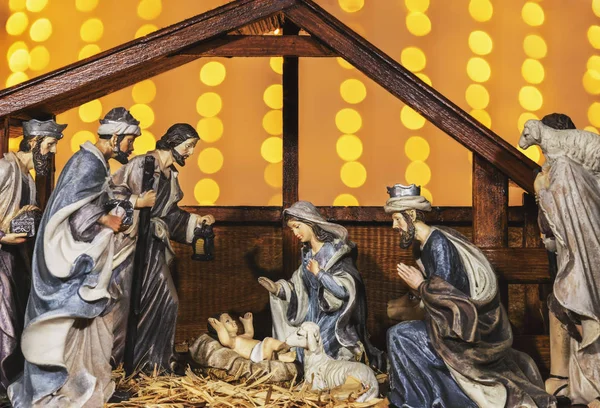 Рождественская Сцена Ясли Фигурками Включая Иисуса Марию Иосифа Овец Волхвов — стоковое фото