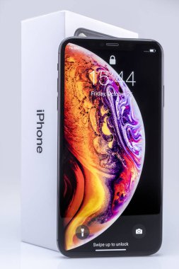 Galati, Romanya - 26 Ekim 2018: Elma denize indirmek yeni smartphone iphone Xs ve iphone Xs Max. Beyaz arka plan Xs Max iPhone'da.