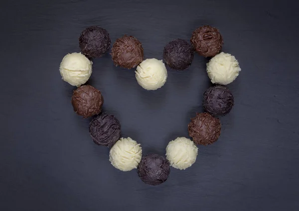 Τρούφες Σοκολάτας Σχήμα Καρδιάς Κατάταξη Στη Μαύρη Πέτρα — Φωτογραφία Αρχείου