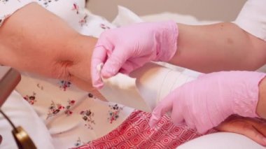 Kadın doktor bandaj kadın kıdemli kol portre. Tıp, yaş, destek, sağlık ve insan kavramı - doktor bakım üst düzey hasta. Yavaş hareket 4k