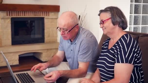 Äldre Par Shopping Online Laptop Med Kreditkort Hemma Internetbank Hemma — Stockvideo