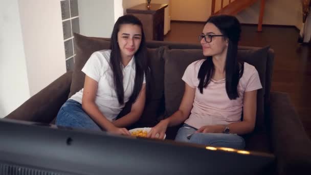 Adolescentes Assistindo Relaxando Com Pipocas Casa Movimento Portátil — Vídeo de Stock