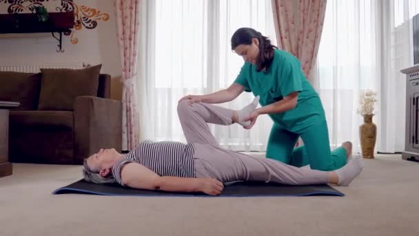 Junge Therapeutin Beim Training Mit Älteren Patientinnen Pflegeheim Krankenschwester Gibt — Stockvideo