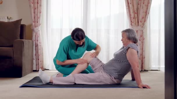 Femeia Vârstă Este Reabilitată Fizioterapeut Acasă Senior Timpul Reabilitării Fizioterapeutul — Videoclip de stoc