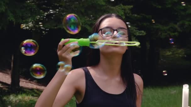 Девочка Подросток Дует Мыльные Пузыри Веселится Летнее Время Full Скорости — стоковое видео