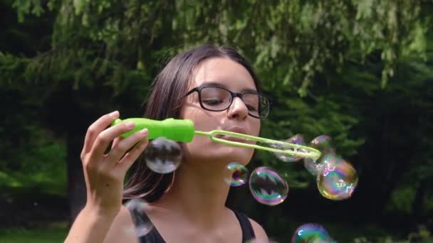 Adolescente Chica Soplando Burbujas Jabón Divertirse Verano Movimiento Mano — Vídeo de stock