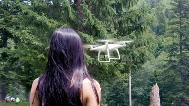 Ragazza Adolescente Controllo Drone Con Telecomando Divertirsi Estate Movimento Mano — Video Stock