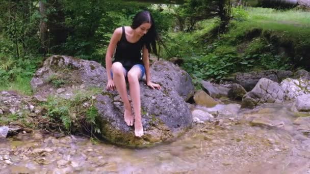 Relaxační Nohama Vodě Řeky Létě Krásná Dospívající Dívka Slow Motion — Stock video
