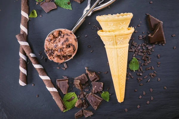 Sorvete de chocolate em colher com cone — Fotografia de Stock