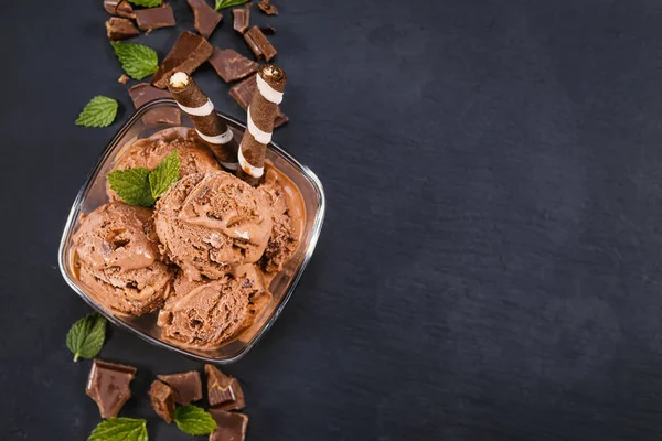 Scoops chocolate ice cream in glass bowl — Stock Photo, Image