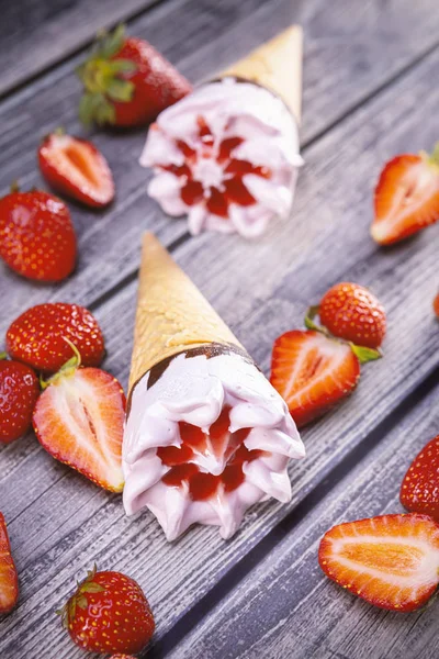 Ice cream cones with strawberry — Stock Photo, Image