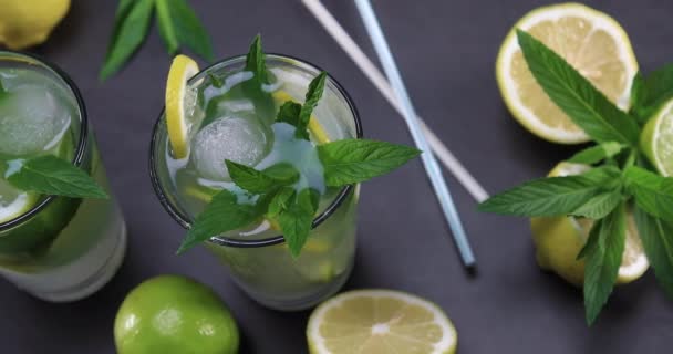 Topputsikt Över Färsk Lemonad Med Mynta Och Glas Svart Bakgrund — Stockvideo