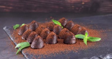 Nane ile ev yapımı çikolata truffles kayrak üzerine kakao tozu serpilir. Dolly 4k atış