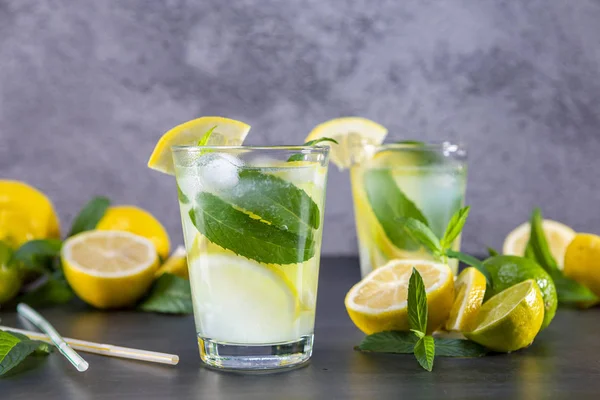 Studená osvěžující letní limonádu s mátou ve skleněném — Stock fotografie