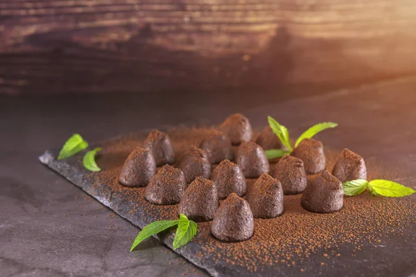 Chokladtryfflar pulveriserad med kakao — Stockfoto