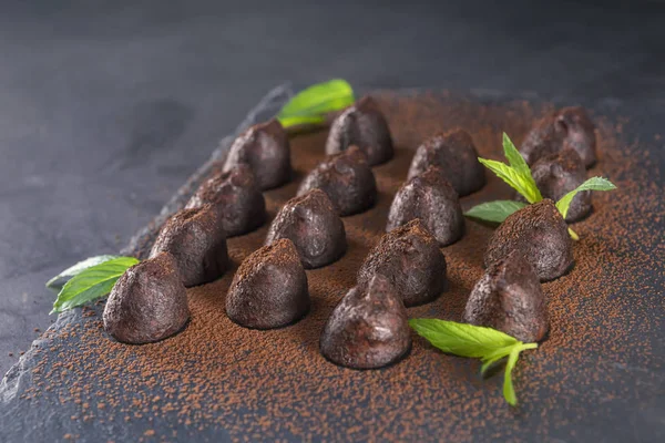 Zelfgemaakte chocolade truffels met munt bestroopen met cacao koffie — Stockfoto