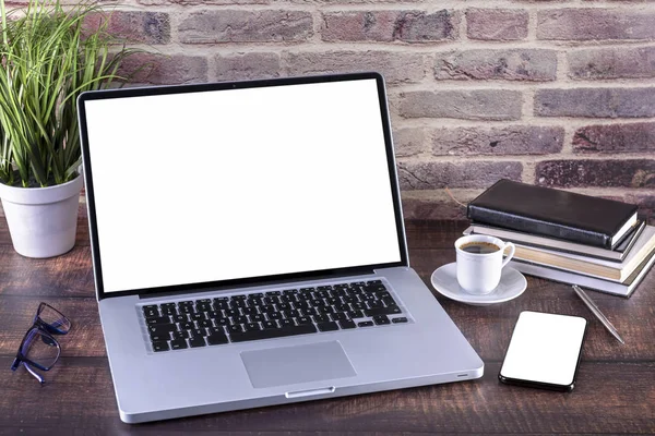 Laptop notebook with blank screen and cup of coffee and notepad — Stock Photo, Image