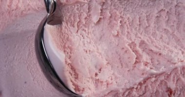4k kutuda kepçe ile çilek aromalı dondurma üst görünümü