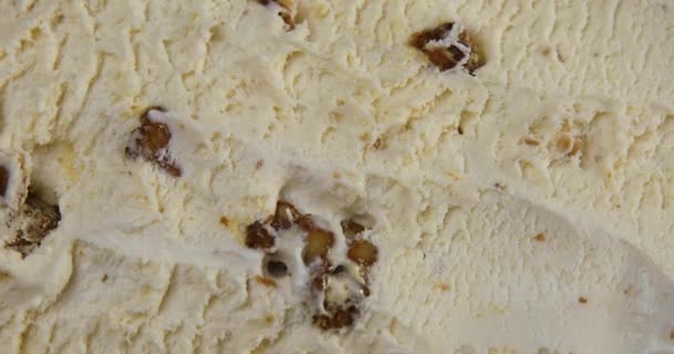Von Oben Nach Vanillegeschmack Eis Mit Walnüssen Karton — Stockvideo