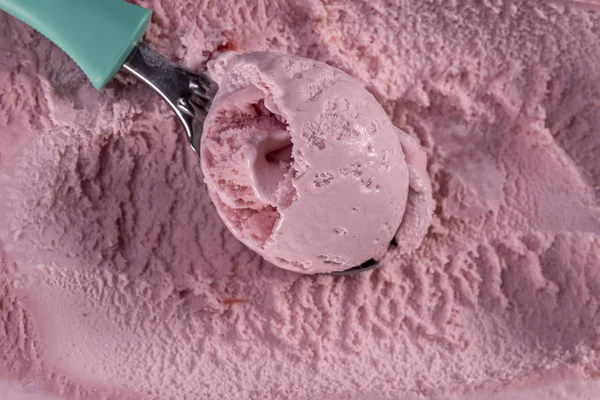 ストロベリーのアイス クリーム スクープ — ストック写真