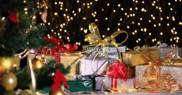 Regalos Navidad Cerca Del Árbol Navidad Con Luces Atmosféricas — Vídeo de stock