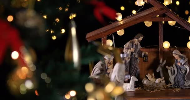 Jezus Christus Nativity Scene Met Atmosferische Lichten Buurt Van Kerstboom — Stockvideo
