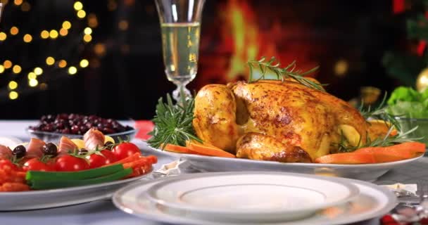 烤鸡准备在圣诞节的节日餐桌上供应 在圣诞树和壁炉附近供应香槟 多莉拍摄 — 图库视频影像
