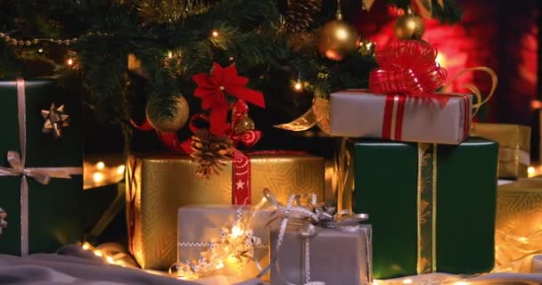 Weihnachtsgeschenke Der Nähe Von Weihnachtsbaum Und Kamin Weihnachtsgeschenke Stimmungsvoller Beleuchtung — Stockvideo