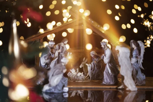 Рождественская сцена; Иисус Христос, Мария и Иосиф — стоковое фото