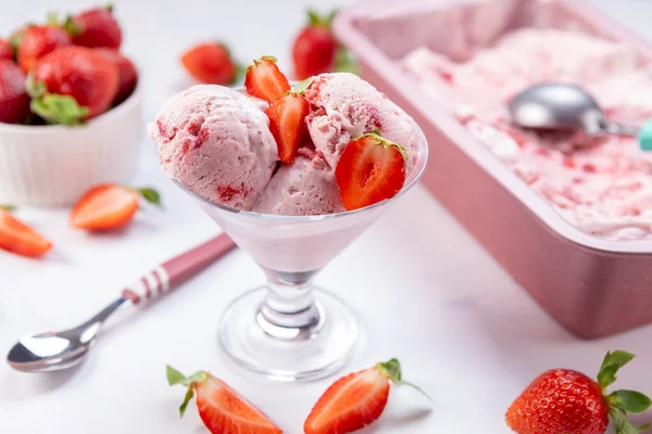 Scooped Homemade Strawberry Ice Cream Ready Served — Stock Photo, Image