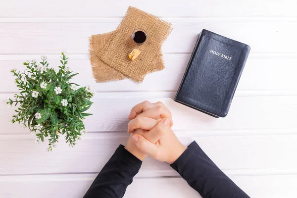 Jonge Vrouw Biddend Communie Nemend Wijn Broodsymbolen Van Jezus Christus — Stockfoto