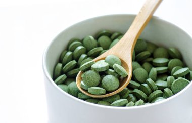 Yeşil chlorella ve spirulina hap. Besin takviyesi, sağlıklı yaşam, alternatif doğal tıp.
