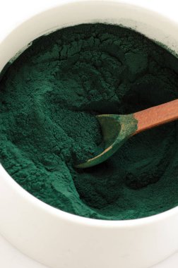  Organik spirulina tozu. Spirulina vitamini protein ve beta karoten gıda takviyesi kaynağı olarak kullanılan bir superfood olduğunu