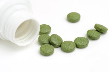 Yeşil chlorella ve spirulina hap. Besin takviyesi, sağlıklı yaşam, alternatif doğal tıp.