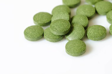 Yeşil chlorella ve spirulina hap. Besin takviyesi, sağlıklı yaşam, alternatif doğal tıp.