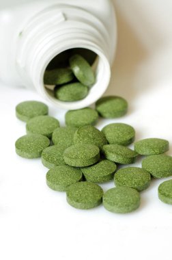 Yeşil chlorella ve spirulina hap. Besin takviyesi, sağlıklı yaşam, alternatif doğal tıp.