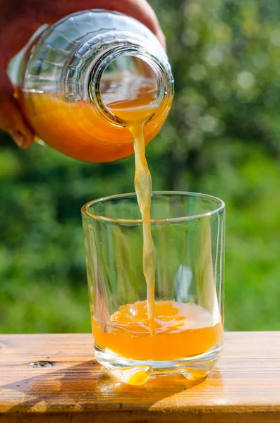 Verter Suco Maçã Cru Fresco Não Filtrado Copo — Fotografia de Stock