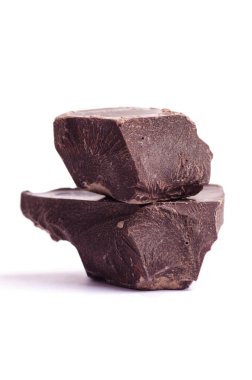 Beyaz arka plan üzerinde izole kırık çikolata parçaları