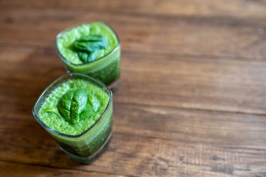 Muz, bebek ıspanağı ve spirulina tozundan yapılmış ıspanak püresi.