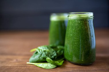 Muz, bebek ıspanağı ve spirulina tozundan yapılmış ıspanak püresi.
