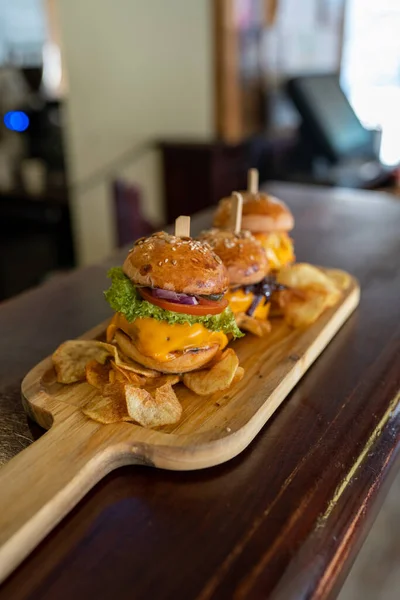 Hamburguesa Casera Con Queso Servida Con Papas Fritas Caseras —  Fotos de Stock