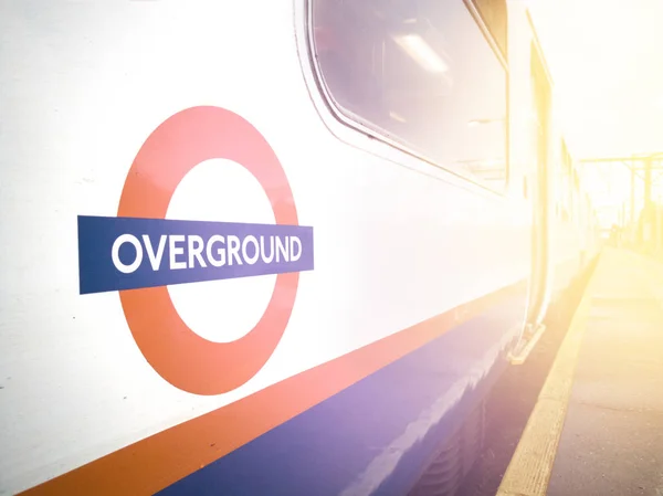 Londen Sep Overground Trein Binnen Een Station Londen Verenigd Koninkrijk — Stockfoto