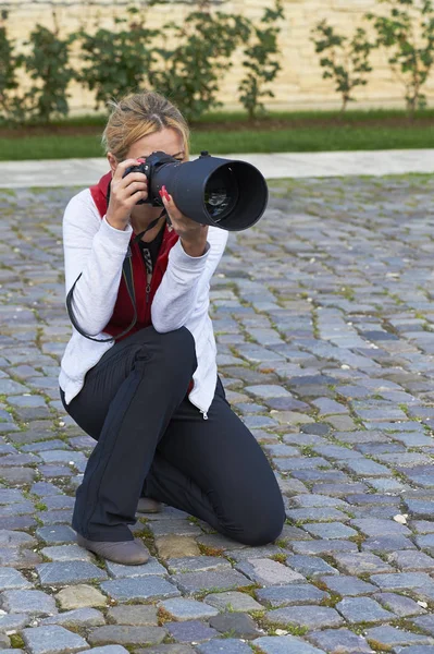 Fotógrafa Profesional Con Cámara Profesional — Foto de Stock