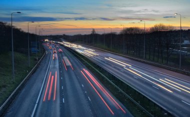 karayolu üzerinde yoğun trafik