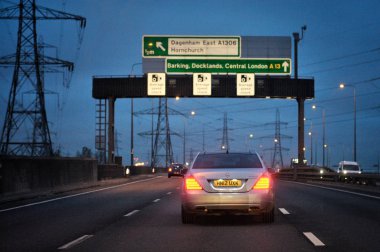 Londra, İngiltere - Aralık 09. 2018: araçların etkin trafik yönetimi için her otoyol şerit kullanarak kontrol edilir gibi hızlı, trafik sürücüleri A13 Londra boyunca akşam saatinde hareketli bırakarak trafik ışığı rotaları 