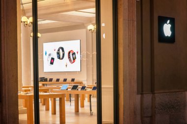 Florence, İtalya - 12 Aralık 2016: Apple store Libertà kare, Floransa, İtalya'da bulun. Via Caduti di Nassiriya Rimini, İtalya üzerinde bir alışveriş merkezinde bulunan elma stok. Apple Inc tarafından modern küresel perakende cha bilgisayar ve elektronik cihazlar satan