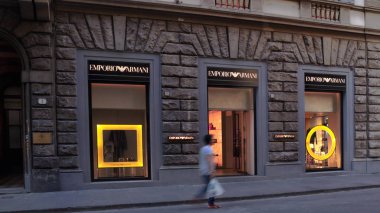 Florence, İtalya - Aralık, 12: 29 Aralık 2016 Floransa, Floransa, İtalya ' da dünyanın en lüks alışveriş bölgesinin Emporio Armani mağaza