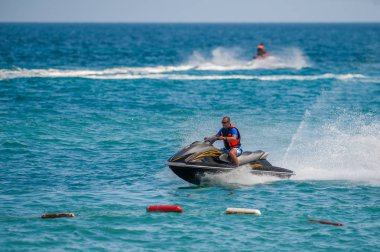 Jet Ski 'deki Genç Adam, Tropikal Okyanus, Tatil Konsepti